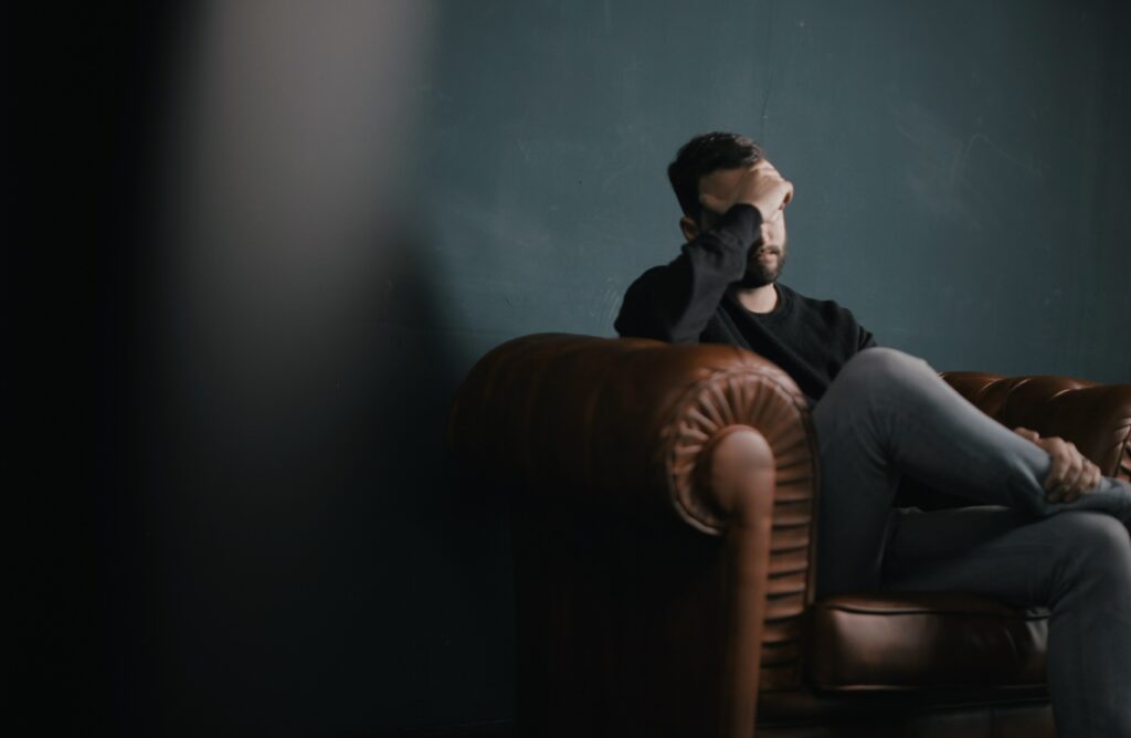 Homme déprimé se tenant la tête