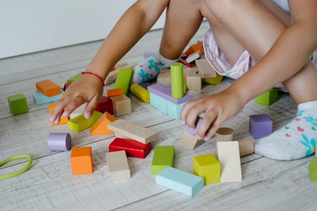 Enfant jouant avec des cubes en bois